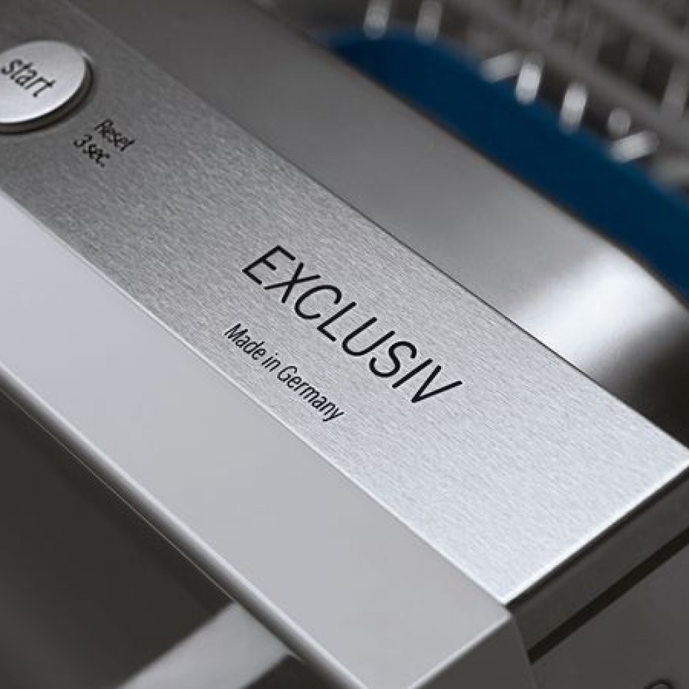 Knop met tekst "Start", en tekst "EXCLUSIV Made in Germany" op metalen oppervlak.