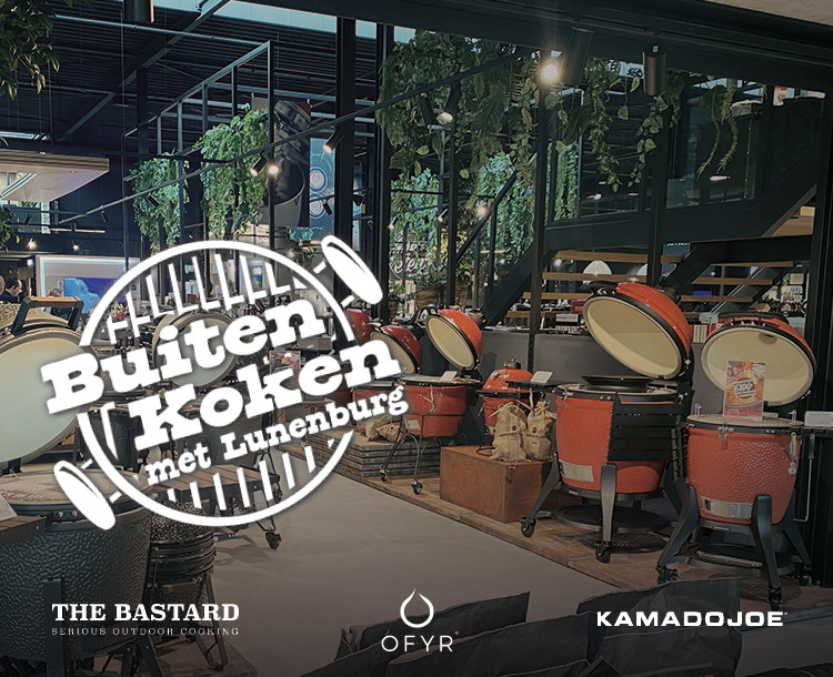 Een winkelruimte met buitenkeukens en kamado barbecues, met opschrift "Buiten Koken met Lunenburg."
