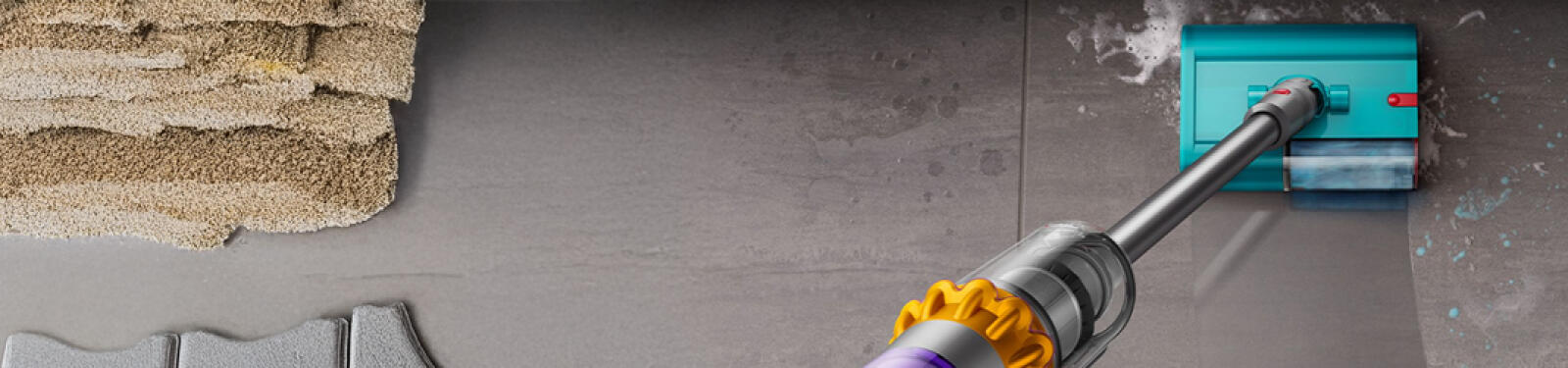 Een vloerreinigingsapparaat dat over een grijze tegelvloer beweegt met resten vuil en water.