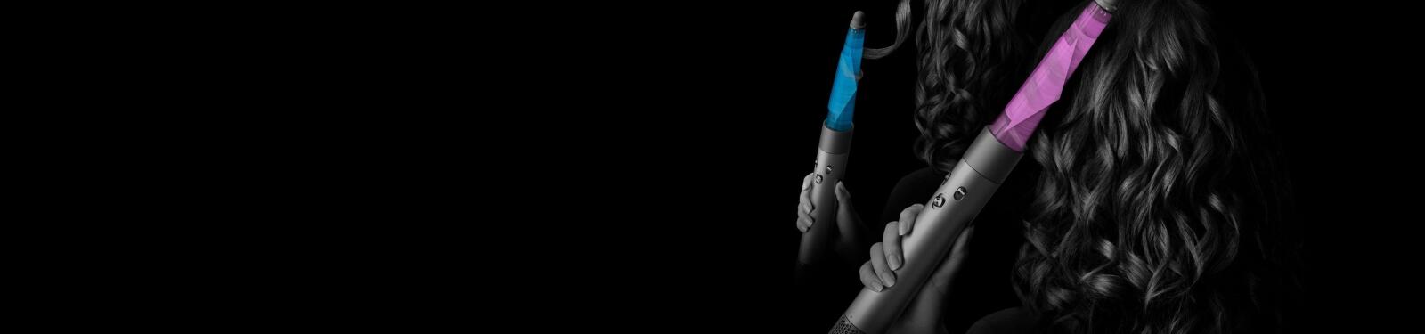 Persoon met krullend haar gebruikt apparaten met gekleurde opzetstukken voor haarstyling.