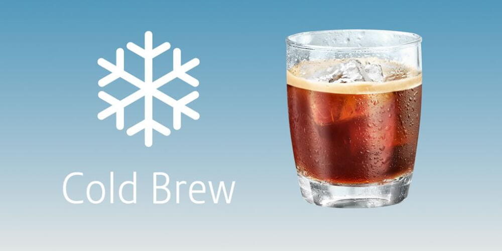 Een glas met koude koffie en ijsblokjes naast een sneeuwvlok symbool en de tekst "Cold Brew".