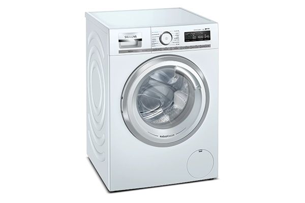 Witte voorlader wasmachine met digitaal display en ronde deur.