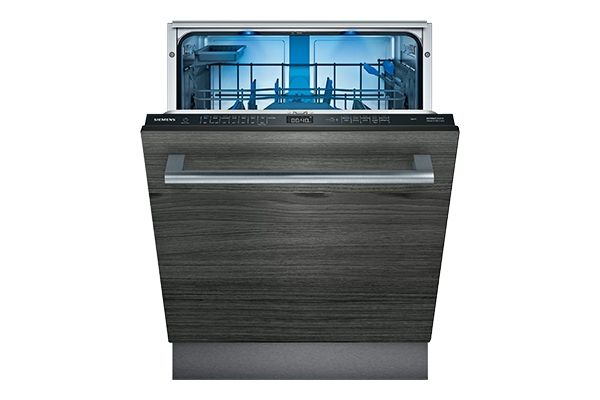 Ingebouwde vaatwasser met open deur en blauw interieurlicht.