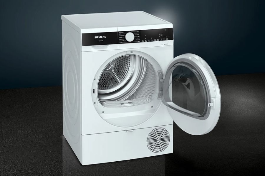 Een open witte wasdroger met een glazen deur aan de voorkant, op een donkere achtergrond.