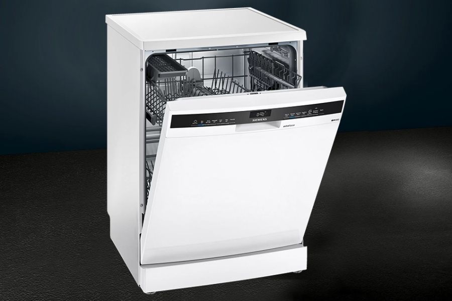 Witte vaatwasser met de deur open.