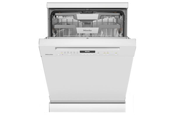 Ingebouwde witte Miele vaatwasser met open deur en zichtbare rekken.