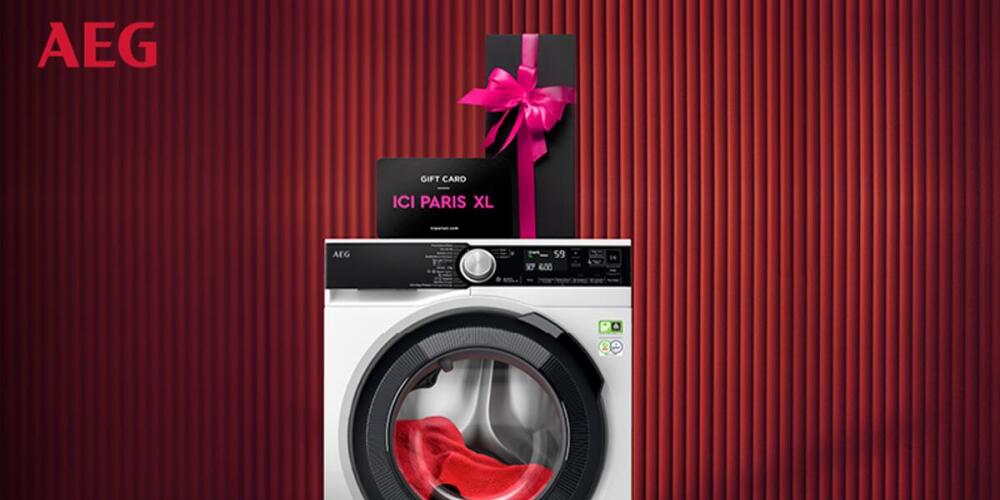 Wasmachine van AEG met cadeauverpakking en gift card van ICI PARIS XL tegen een rode achtergrond.
