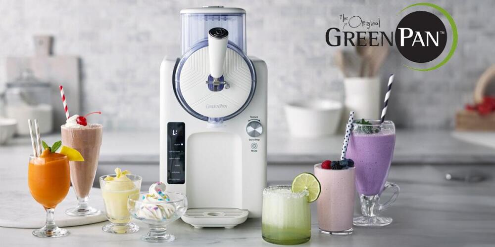Keukenapparaat met diverse kleurrijke drankjes, merknaam "GreenPan" zichtbaar op de afbeelding.